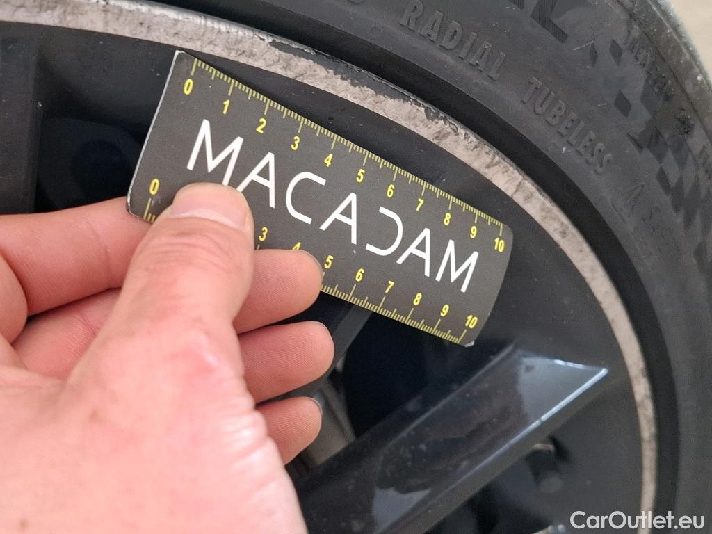  Mercedes  A-Klasse MERCEDES-BENZ Classe A Berline / 2018 / 4P / Berline A 200 d AMG Line 8G-DCT #31