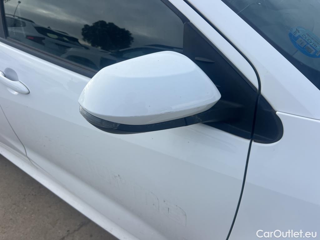  Toyota  Yaris TOYOTA  / 2020 / 5P / berlina con portón 1.5 120H Active Tech #28