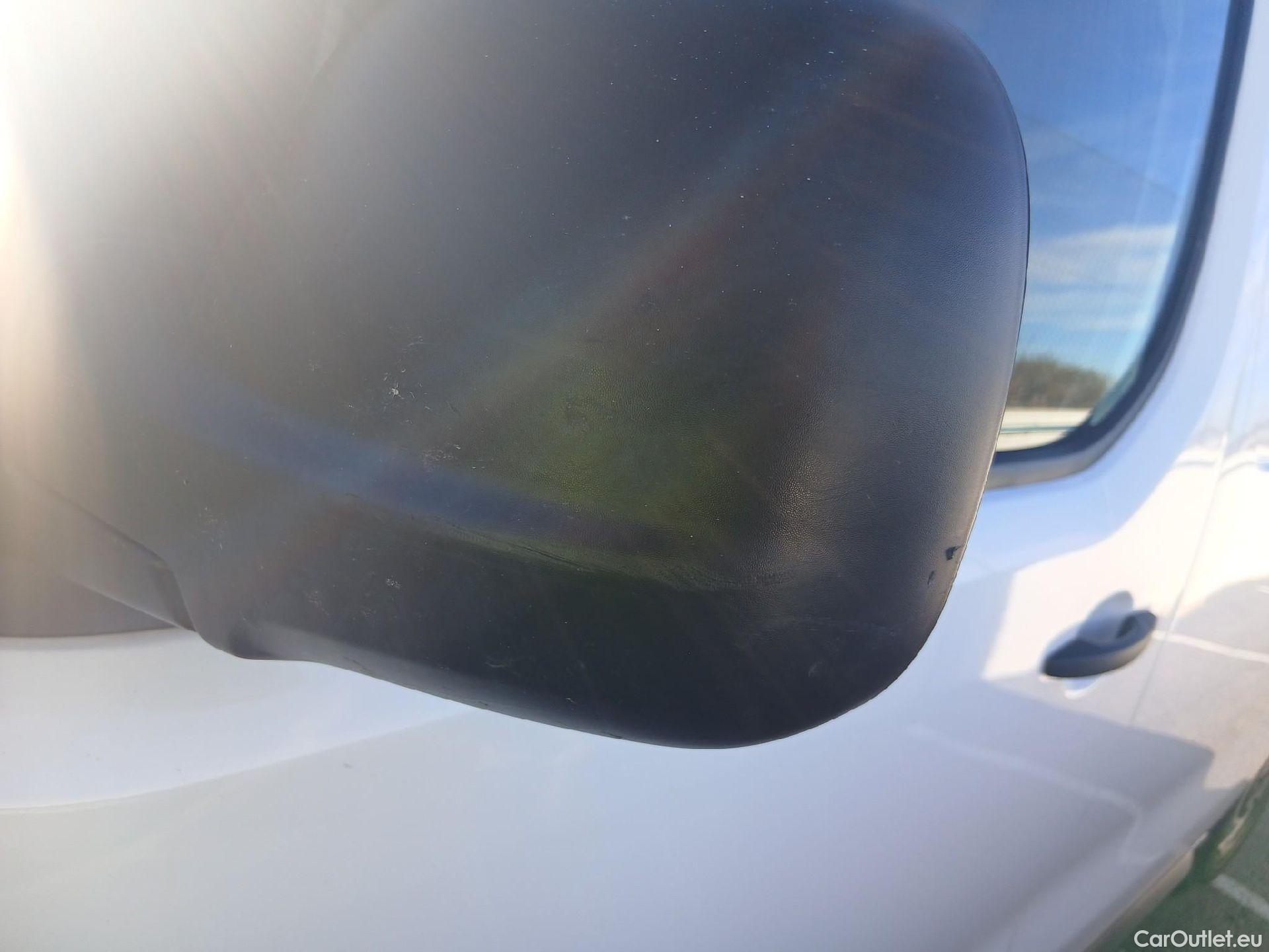  Opel  Vivaro OPEL  / 2019 / 4P / furgón 1.5 Diésel 74kW(100CV)M Std Exp #25