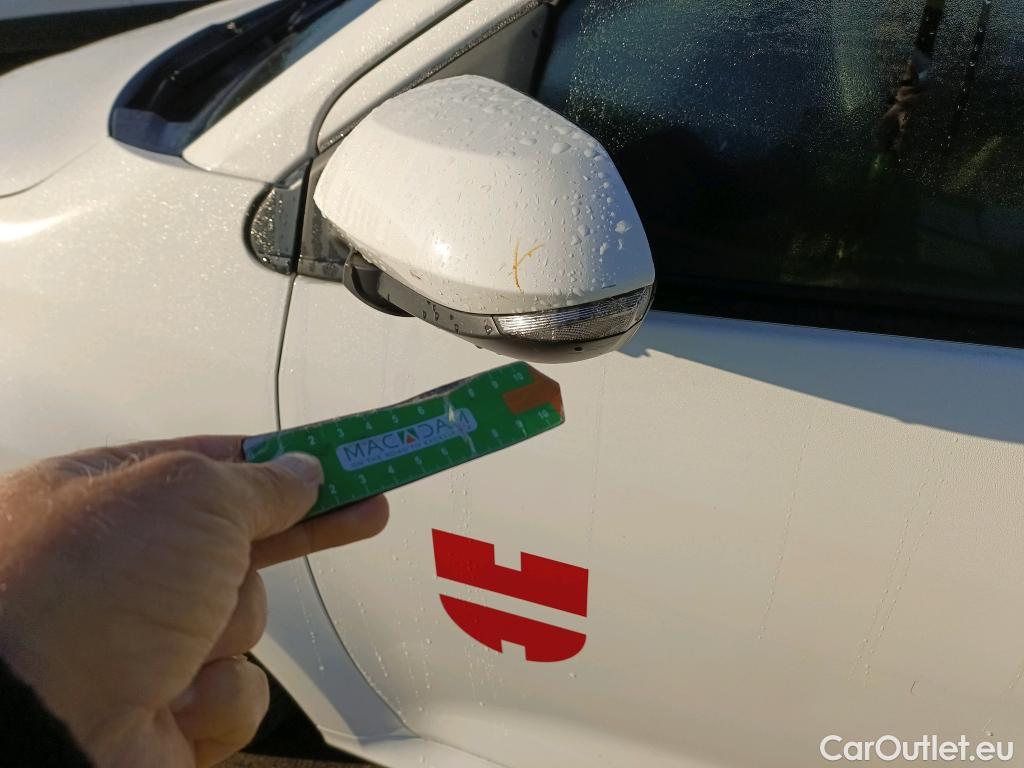  Toyota  Yaris TOYOTA  / 2020 / 5P / berlina con portón 1.5 120H Business Plus #19