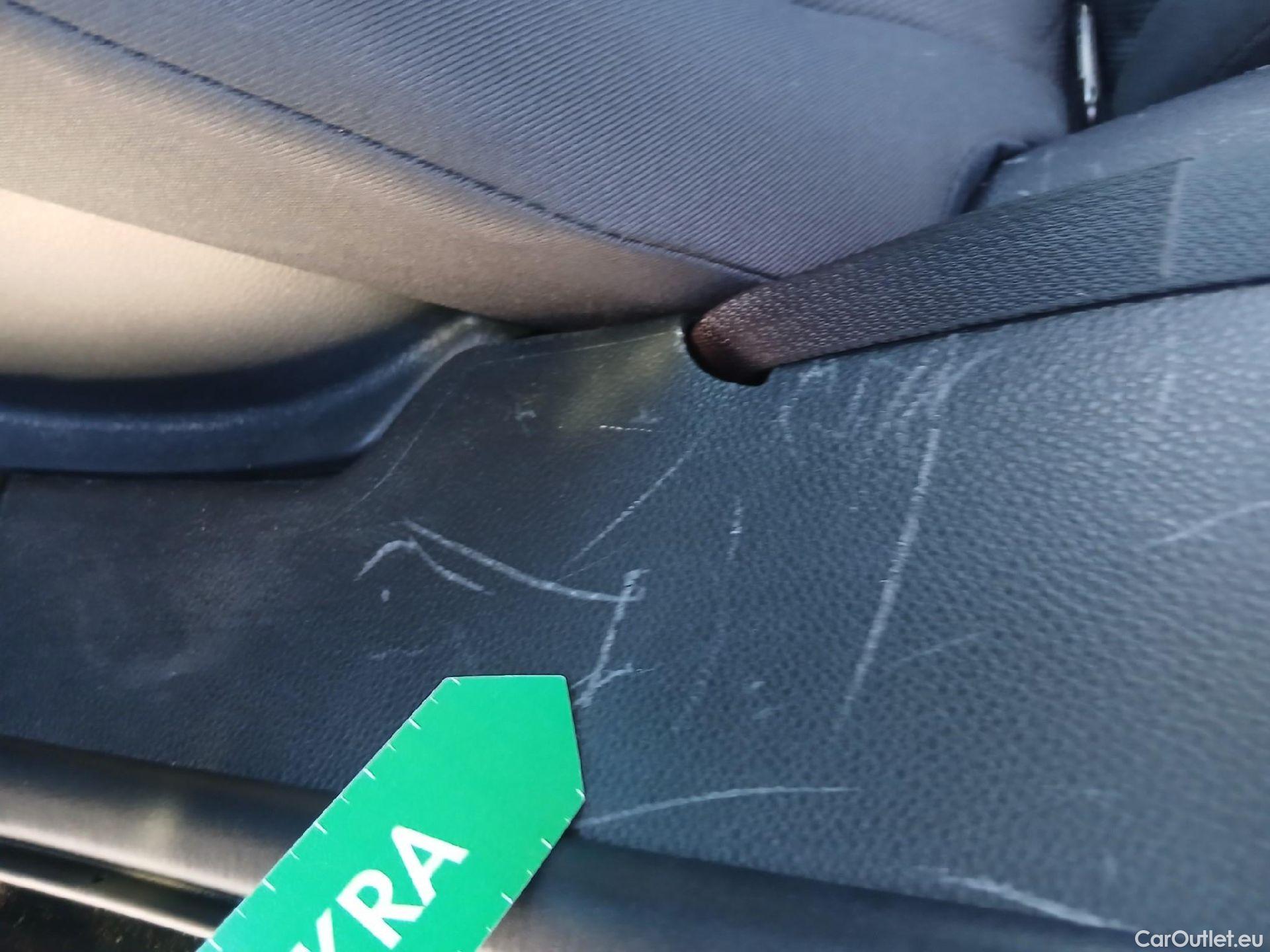  Toyota  RAV4 TOYOTA  / 2018 / 5P / todoterreno 2.5l 220H Advance #3