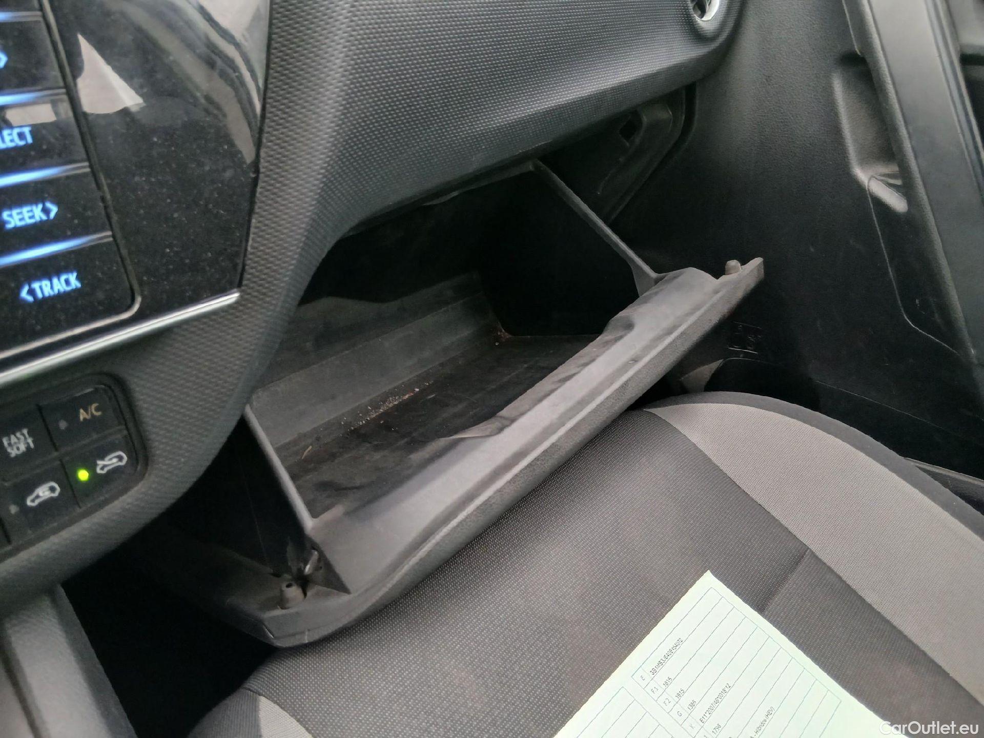  Toyota  Auris TOYOTA  / 2015 / 5P / berlina con portón 1.8 140H Hybrid Business #1