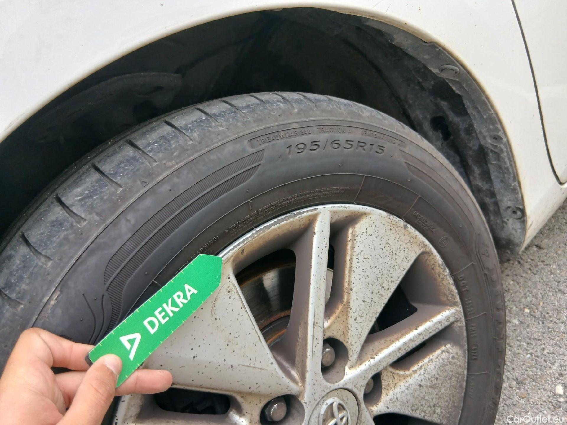  Toyota  Auris TOYOTA  / 2015 / 5P / berlina con portón 1.8 140H Hybrid Business #53