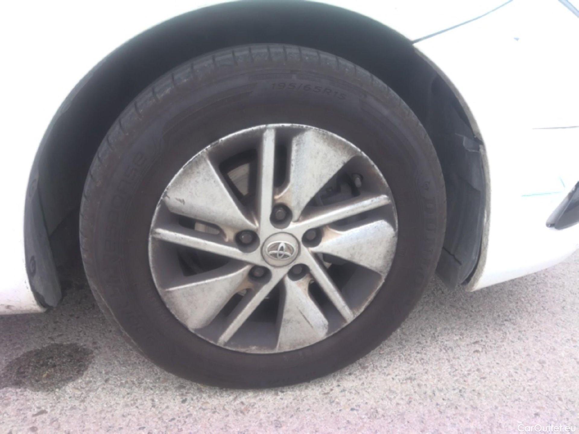  Toyota  Auris TOYOTA  / 2015 / 5P / berlina con portón 1.8 140H Hybrid Business #51