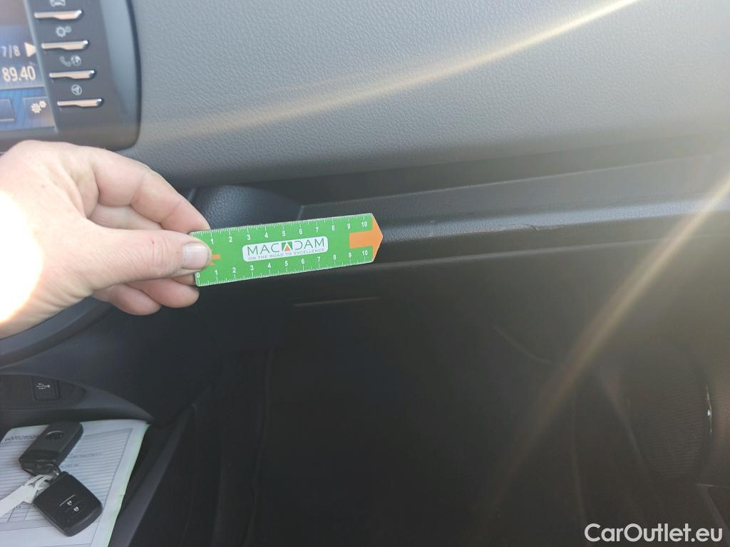  Toyota  Yaris TOYOTA  / 2017 / 5P / berlina con portón 1.5 100H Active Tech #6