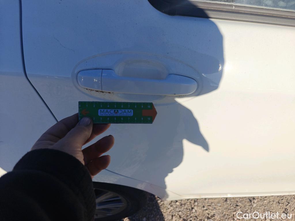  Toyota  Yaris TOYOTA  / 2017 / 5P / berlina con portón 1.5 100H Active Tech #20