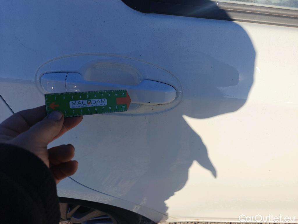  Toyota  Yaris TOYOTA  / 2017 / 5P / berlina con portón 1.5 100H Active Tech #21