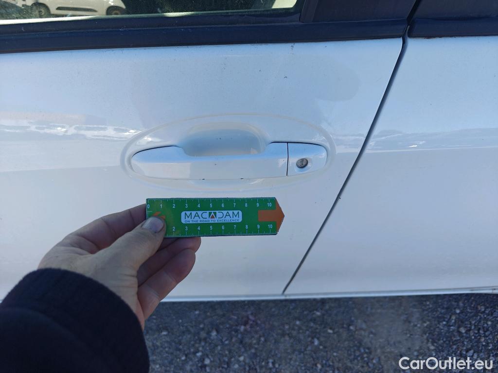  Toyota  Yaris TOYOTA  / 2017 / 5P / berlina con portón 1.5 100H Active Tech #18