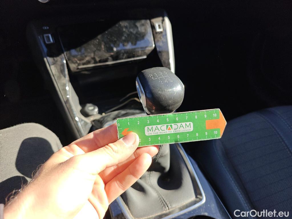  Peugeot  208 PEUGEOT  / 2019 / 5P / berlina con portón BlueHDi 73kW (100CV) Allure #39