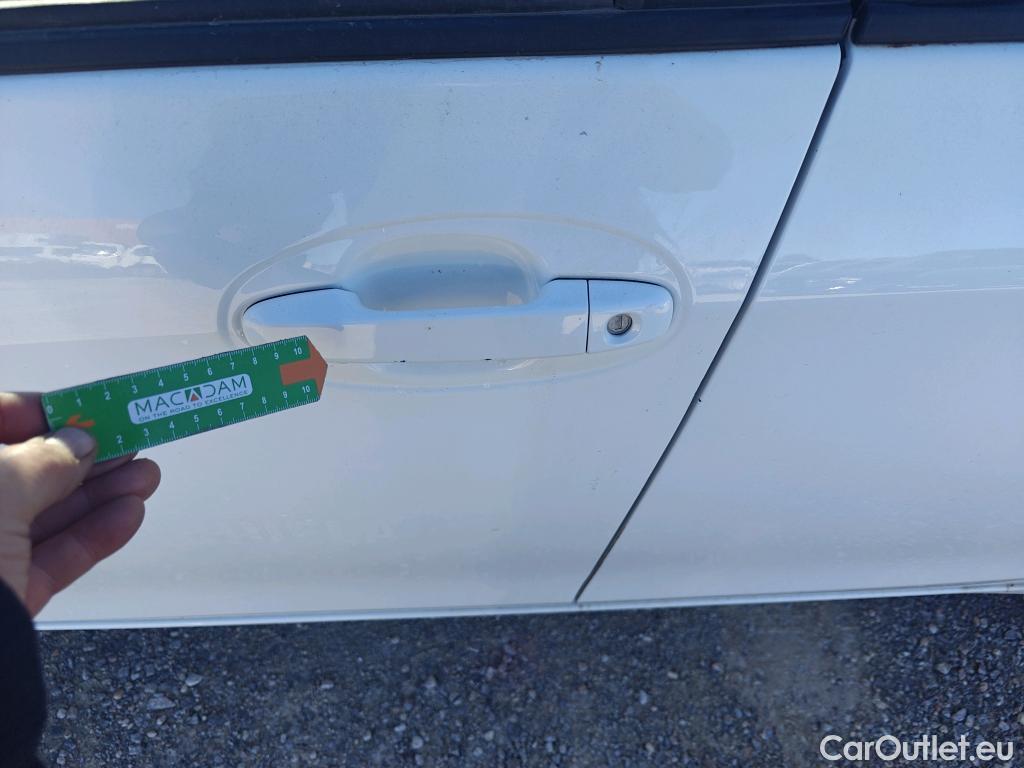  Toyota  Yaris TOYOTA  / 2017 / 5P / berlina con portón 1.5 100H Active Tech #19