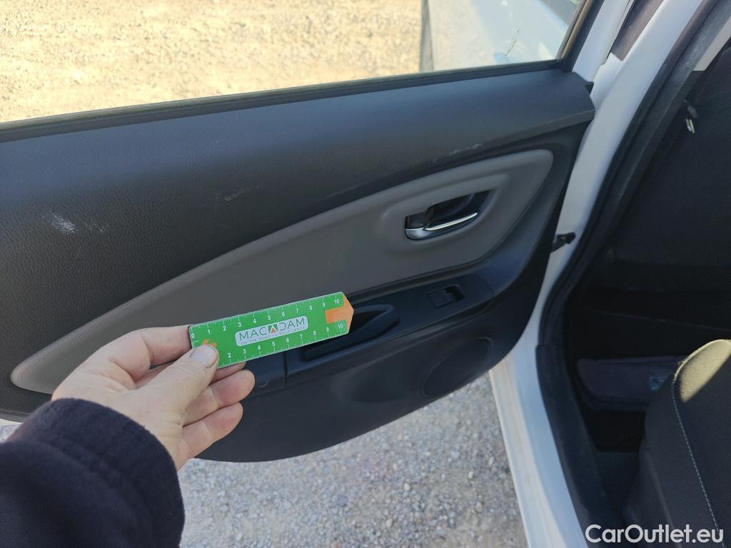  Toyota  Yaris TOYOTA  / 2017 / 5P / berlina con portón 1.5 100H Active Tech #10