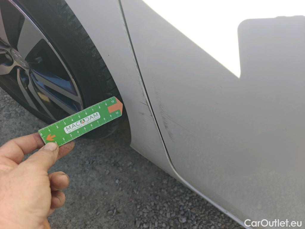  Peugeot  308 PEUGEOT  / 2017 / 5P / berlina con portón 5p Style BlueHDi 130 S&S #14