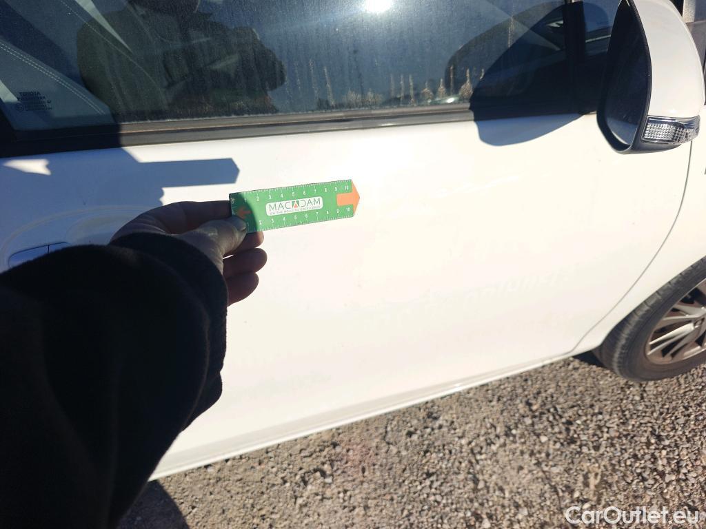  Toyota  Yaris TOYOTA  / 2017 / 5P / berlina con portón 1.5 100H Active Tech #26