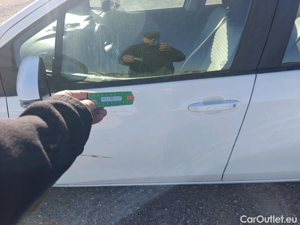  Toyota  Yaris TOYOTA  / 2017 / 5P / berlina con portón 1.5 100H Active Tech #4