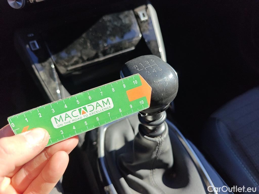  Peugeot  208 PEUGEOT  / 2019 / 5P / berlina con portón BlueHDi 73kW (100CV) Allure #40