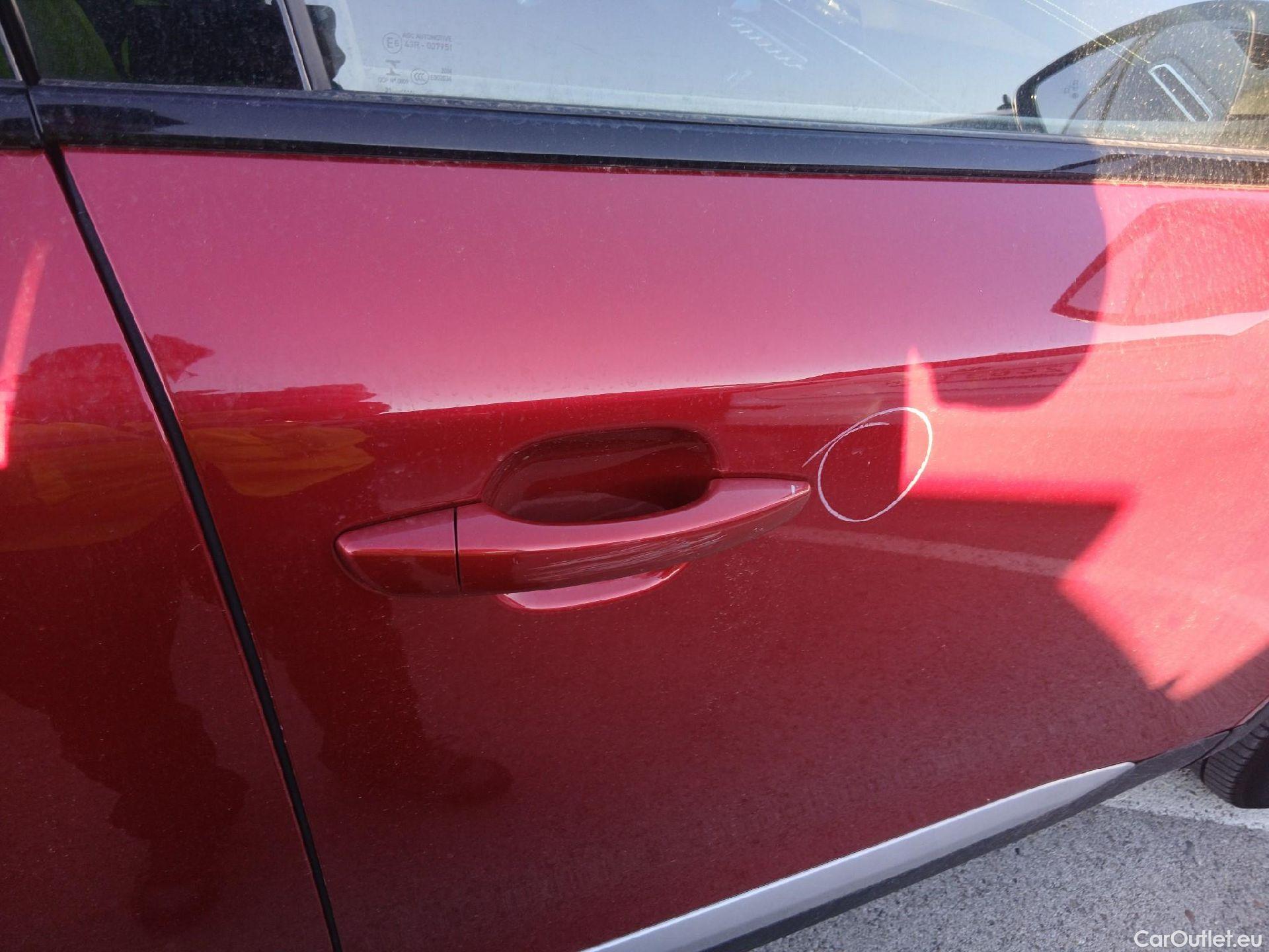  Peugeot  2008 PEUGEOT  / 2019 / 5P / todoterreno GT Puretech 130 S&S EAT8 #29