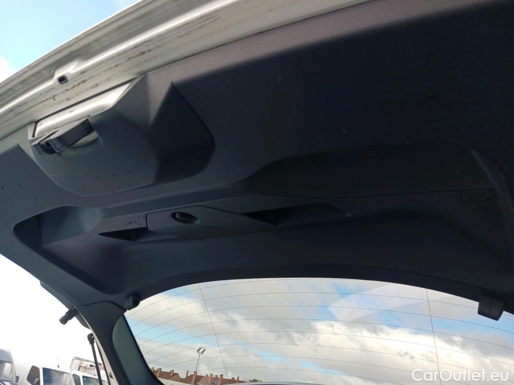  Peugeot  2008 PEUGEOT  / 2019 / 5P / todoterreno Allure BlueHDI 130 S&S EAT8 #24