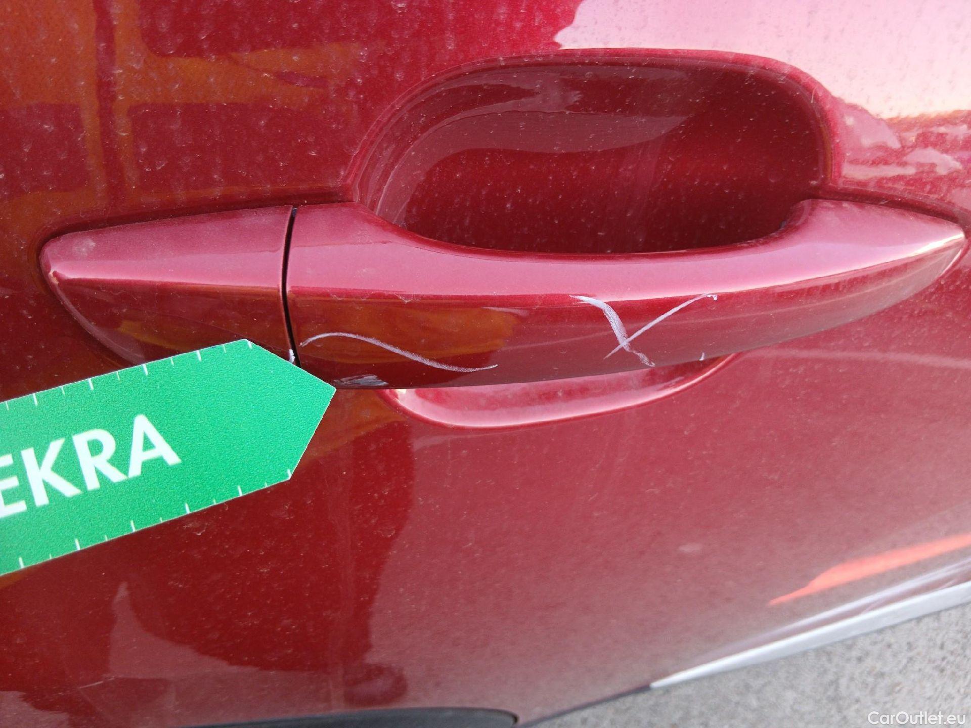  Peugeot  2008 PEUGEOT  / 2019 / 5P / todoterreno GT Puretech 130 S&S EAT8 #32