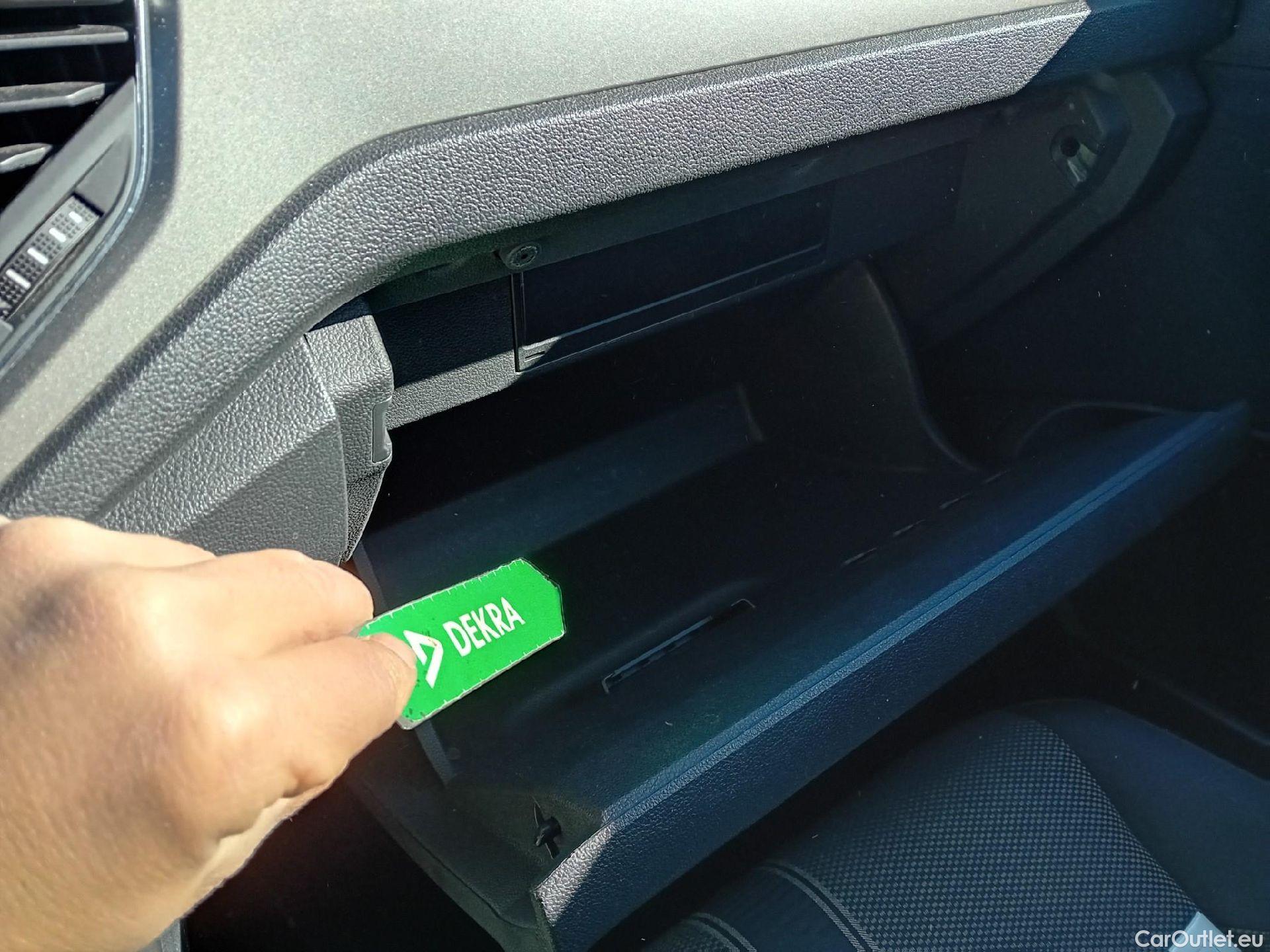  Volkswagen  T-ROC VOLKSWAGEN  / 2017 / 5P / todoterreno Advance 2.0 TDI 110kW (150CV) DSG (AC2) #2