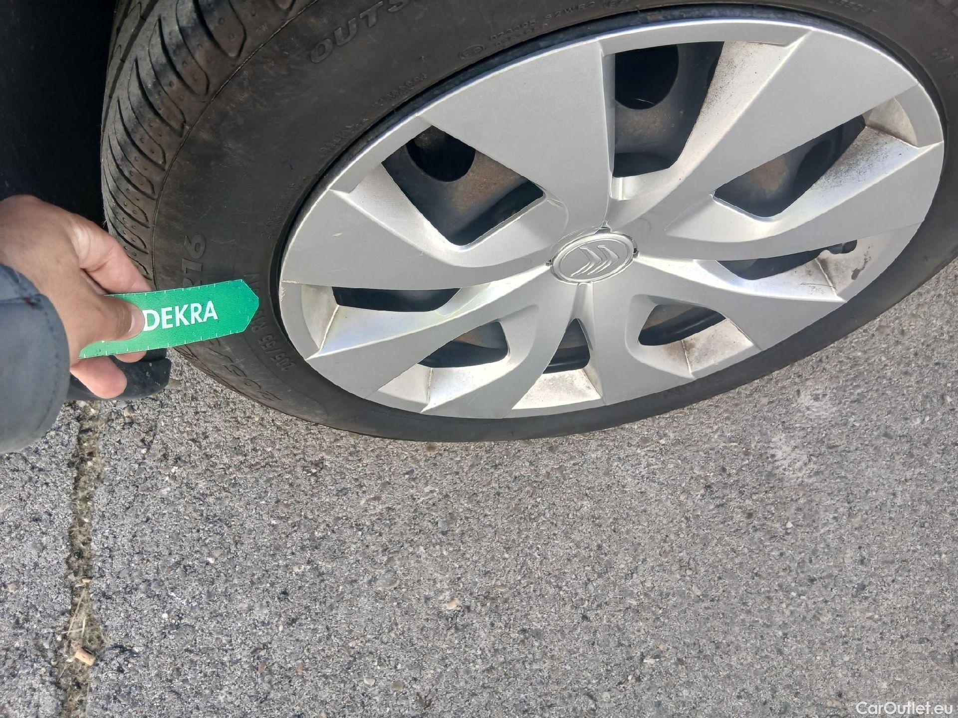  Citroen  C4 Cactus CITROEN  / 2018 / 5P / berlina con portón BlueHDi 73KW (100CV) Live #16