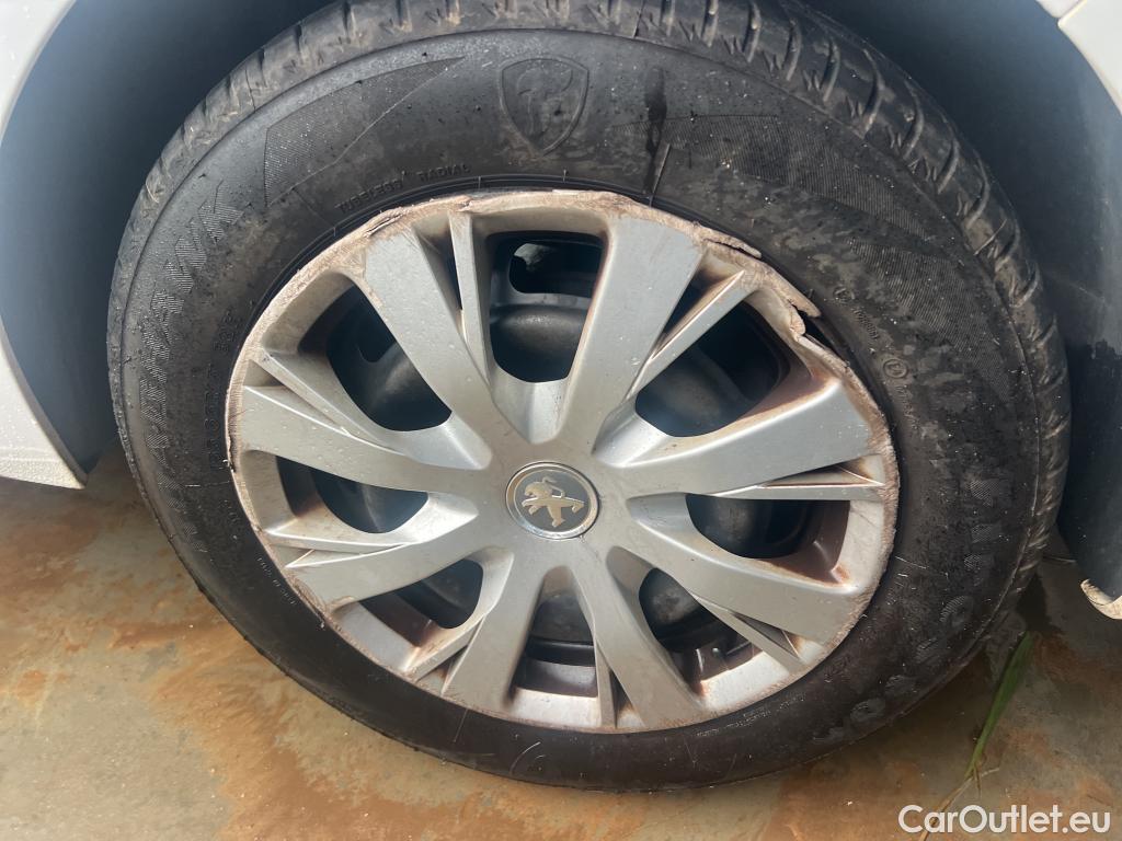  Peugeot  208 PEUGEOT  / 2019 / 5P / berlina con portón BlueHDi 73kW (100CV) Active #41