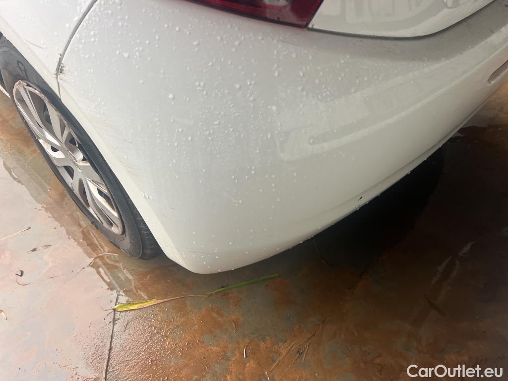  Peugeot  208 PEUGEOT  / 2019 / 5P / berlina con portón BlueHDi 73kW (100CV) Active #32