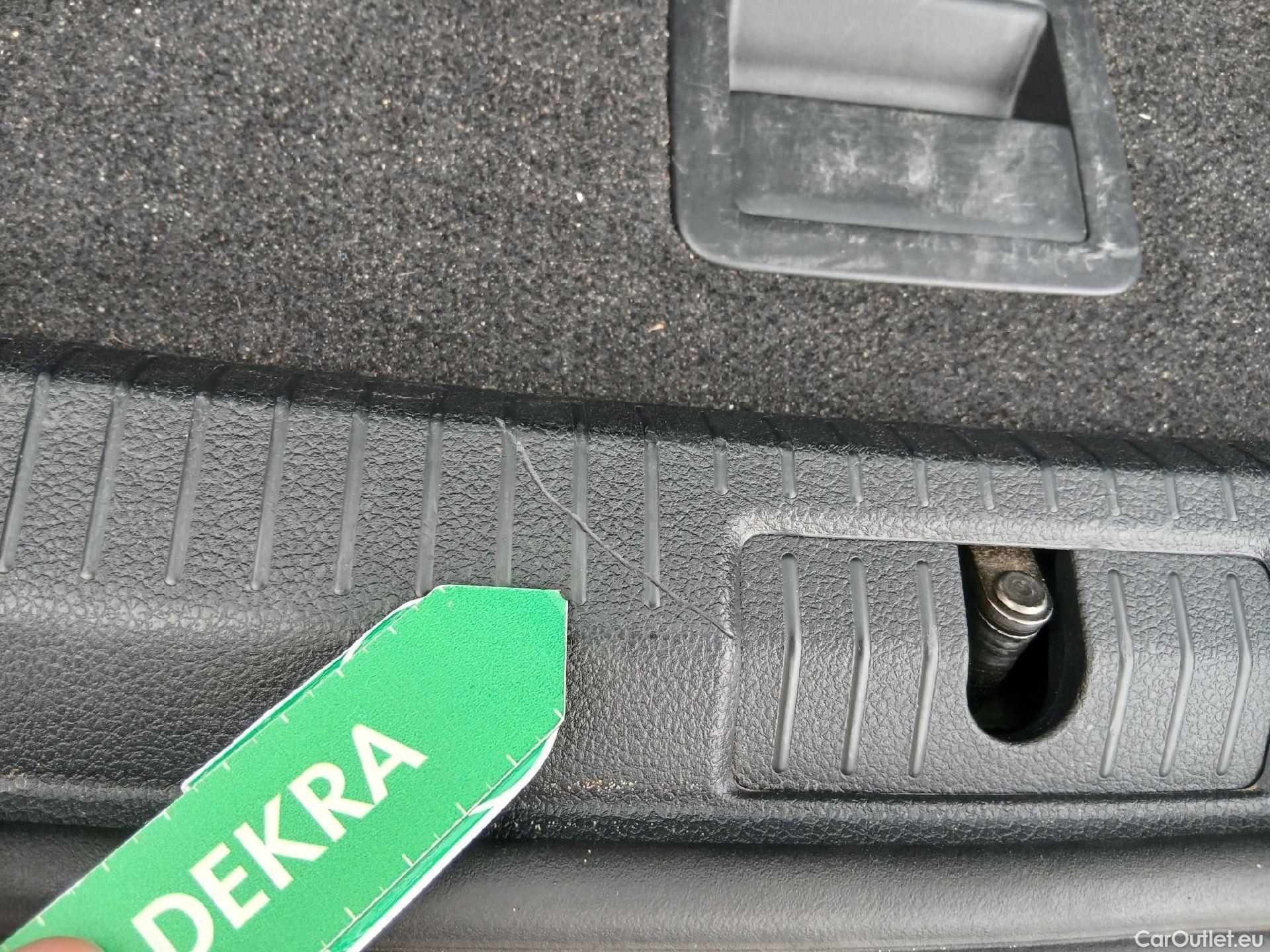  Volkswagen  Golf  VOLKSWAGEN / 2016 / 5P / familiar Last Edition 1.5 TSI 96kW(130CV) Variant #1