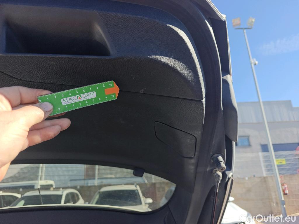  Peugeot  308 PEUGEOT  / 2017 / 5P / berlina con portón 5p Style BlueHDi 130 S&S #19