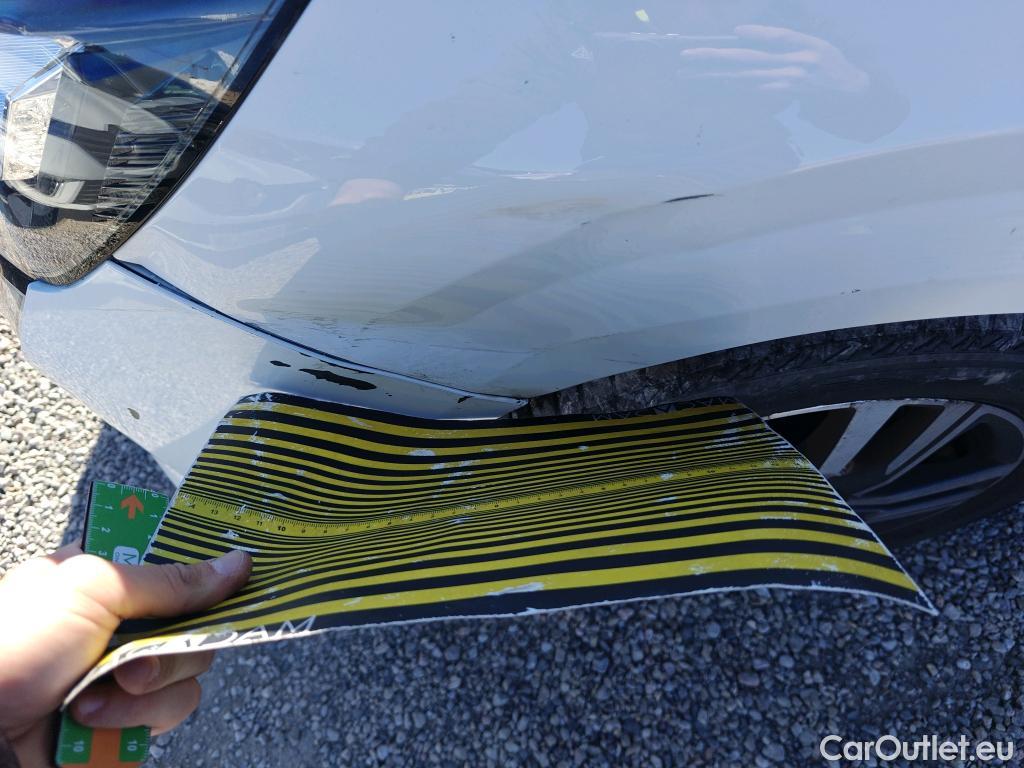  Peugeot  208 PEUGEOT  / 2019 / 5P / berlina con portón BlueHDi 73kW (100CV) Allure #4