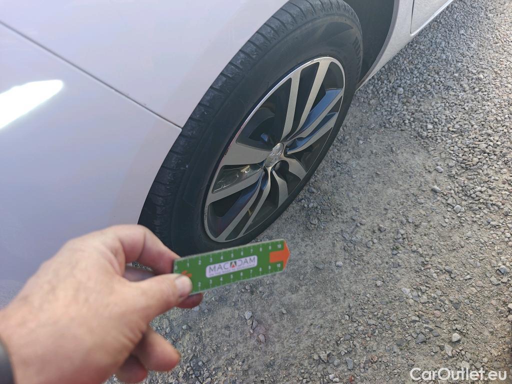  Peugeot  308 PEUGEOT  / 2017 / 5P / berlina con portón 5p Style BlueHDi 130 S&S #5