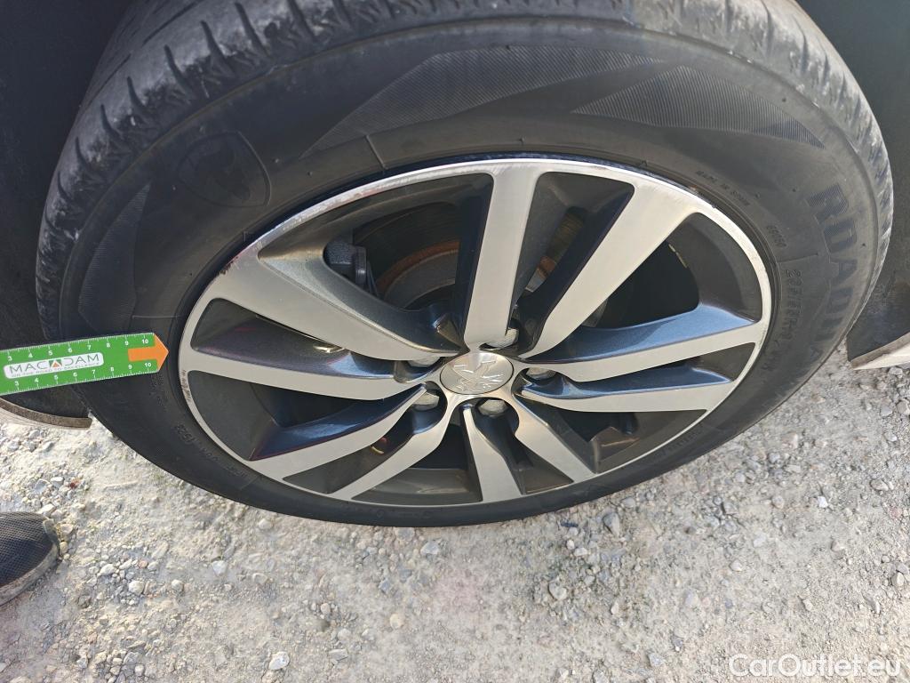  Peugeot  308 PEUGEOT  / 2017 / 5P / berlina con portón 5p Style BlueHDi 130 S&S #6