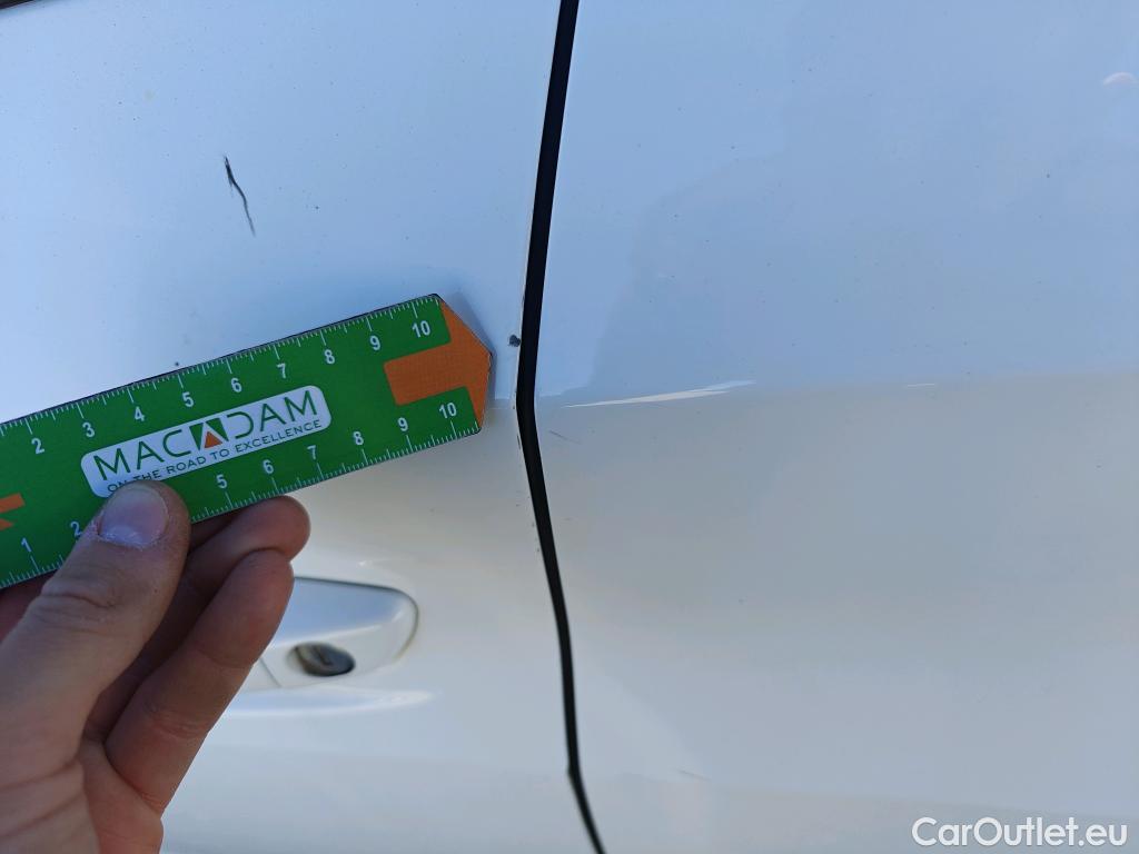  Peugeot  208 PEUGEOT  / 2019 / 5P / berlina con portón BlueHDi 73kW (100CV) Allure #33