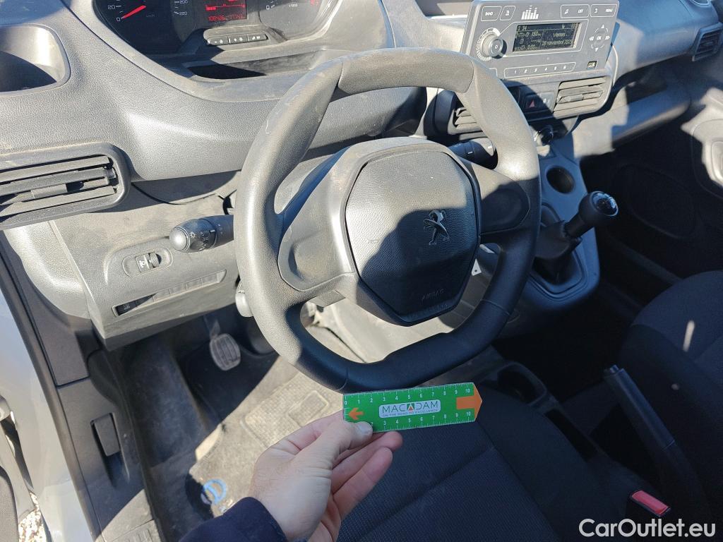  Peugeot  Partner PEUGEOT  / 2018 / 3P / furgón derivado de turismo Pro Standard 600kg BlueHDi 73kW #51