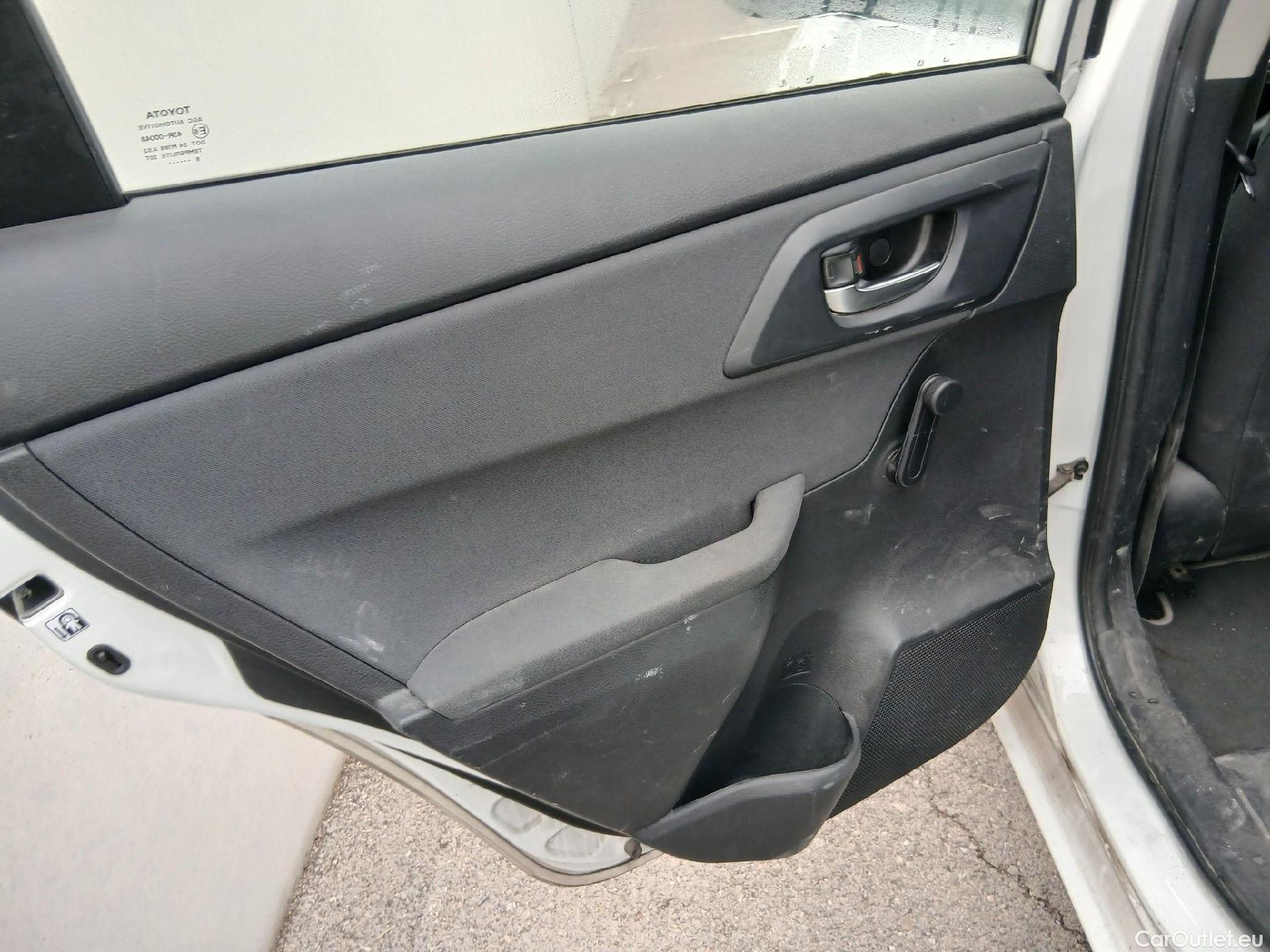  Toyota  Auris TOYOTA  / 2015 / 5P / berlina con portón 1.8 140H Hybrid Business #25