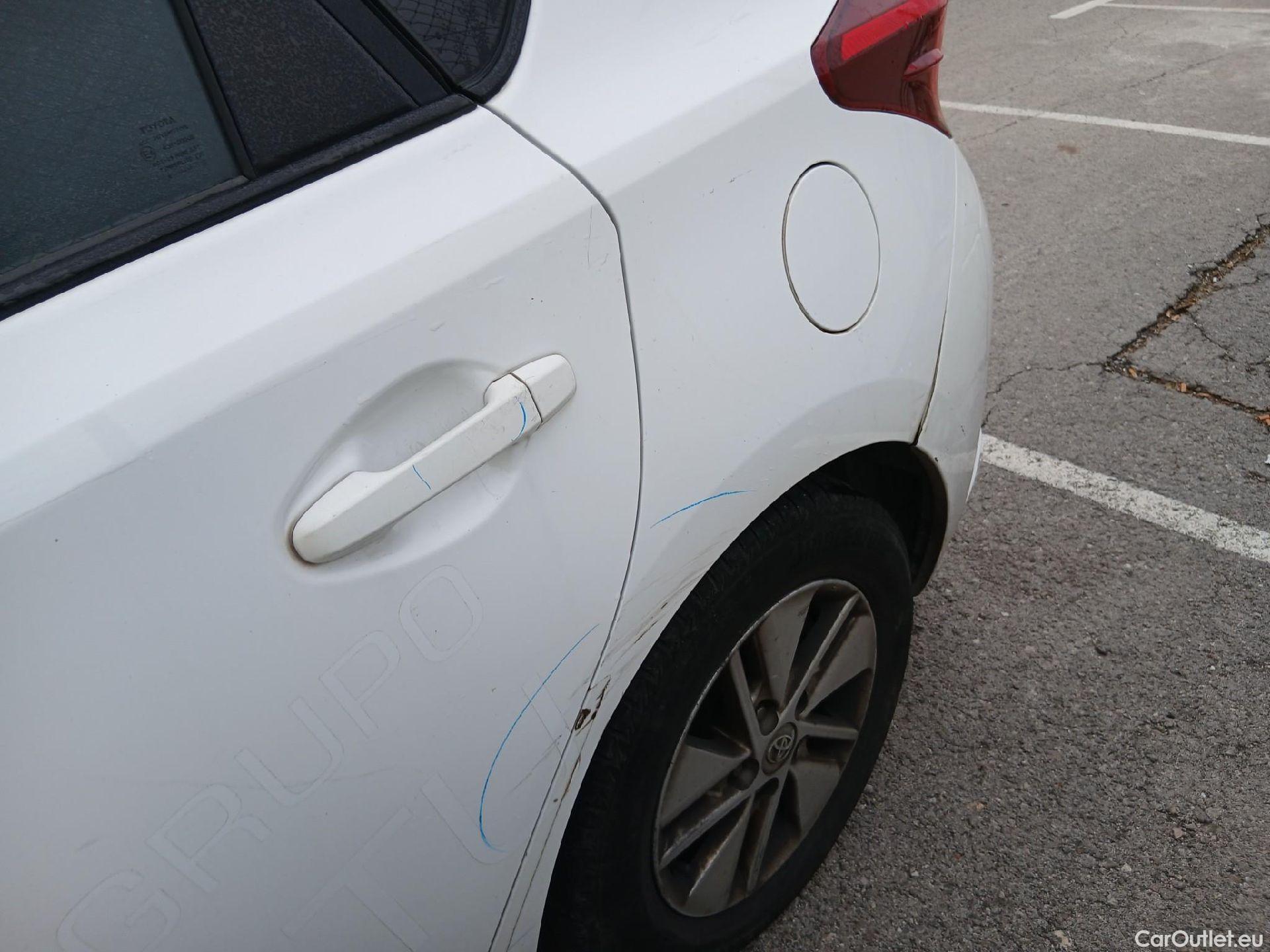  Toyota  Auris TOYOTA  / 2015 / 5P / berlina con portón 1.8 140H Hybrid Business #23