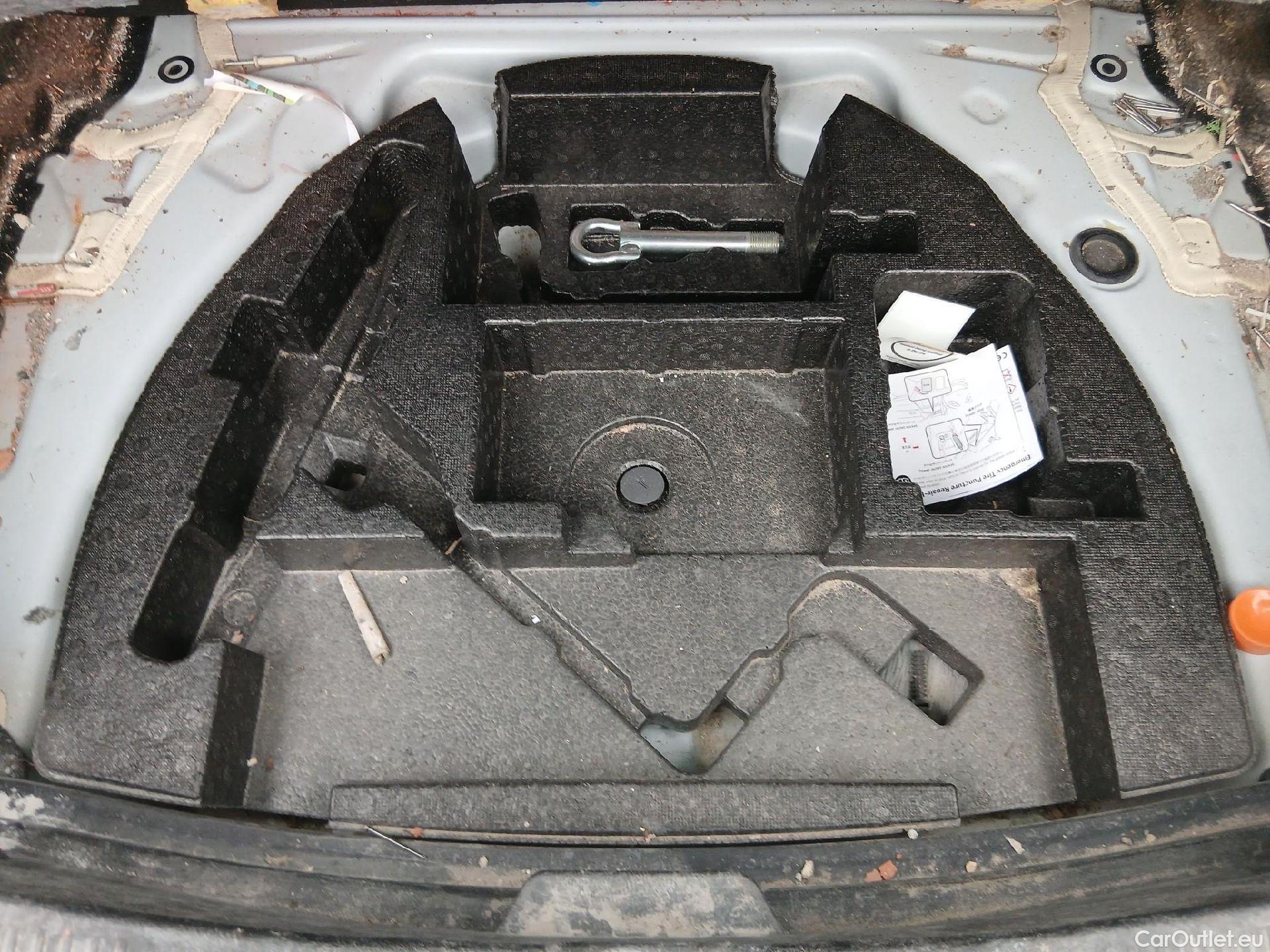  Toyota  Auris TOYOTA  / 2015 / 5P / berlina con portón 1.8 140H Hybrid Business #60