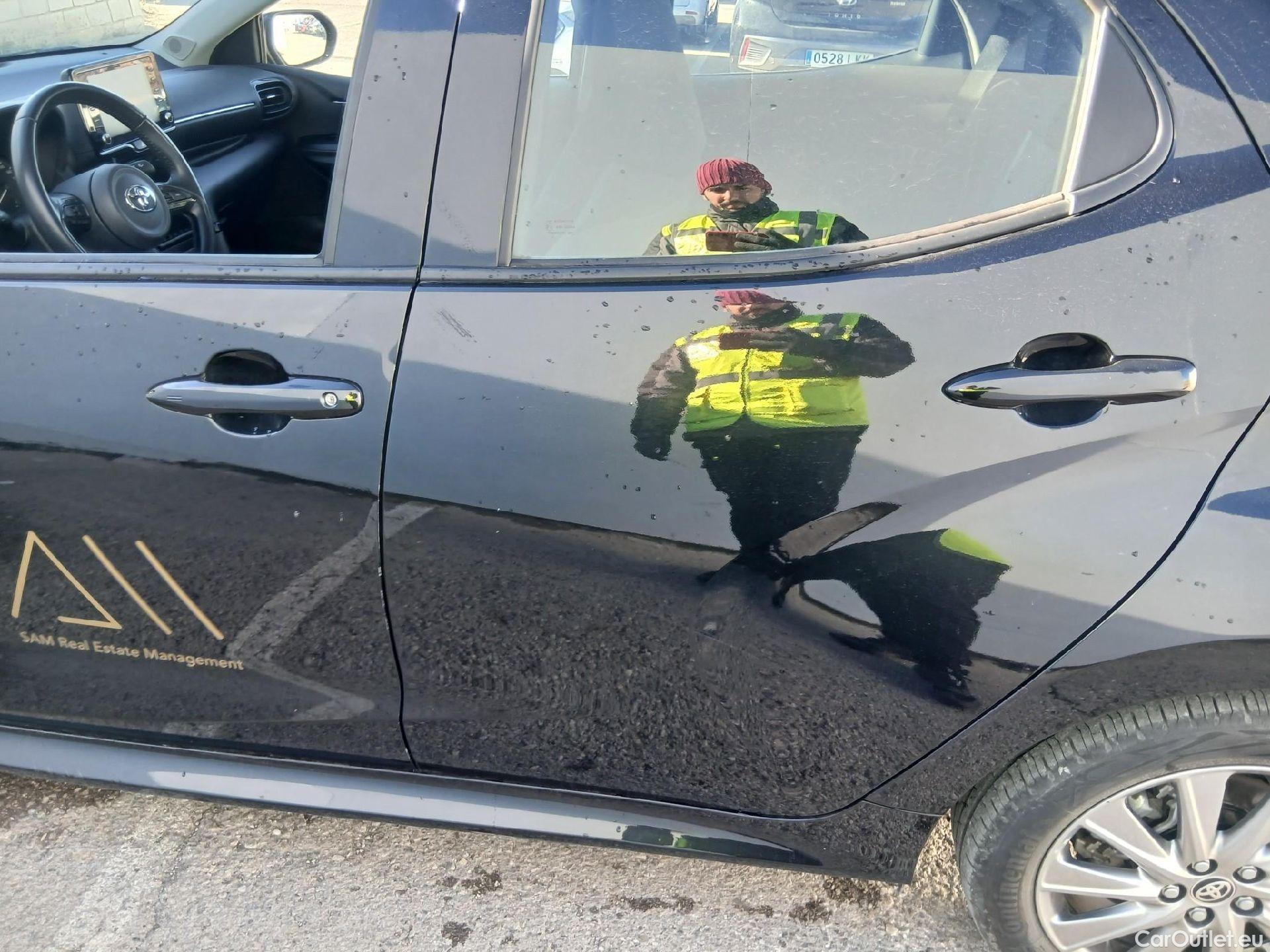  Toyota  Yaris TOYOTA  / 2020 / 5P / berlina con portón 1.5 120H Active Tech #9