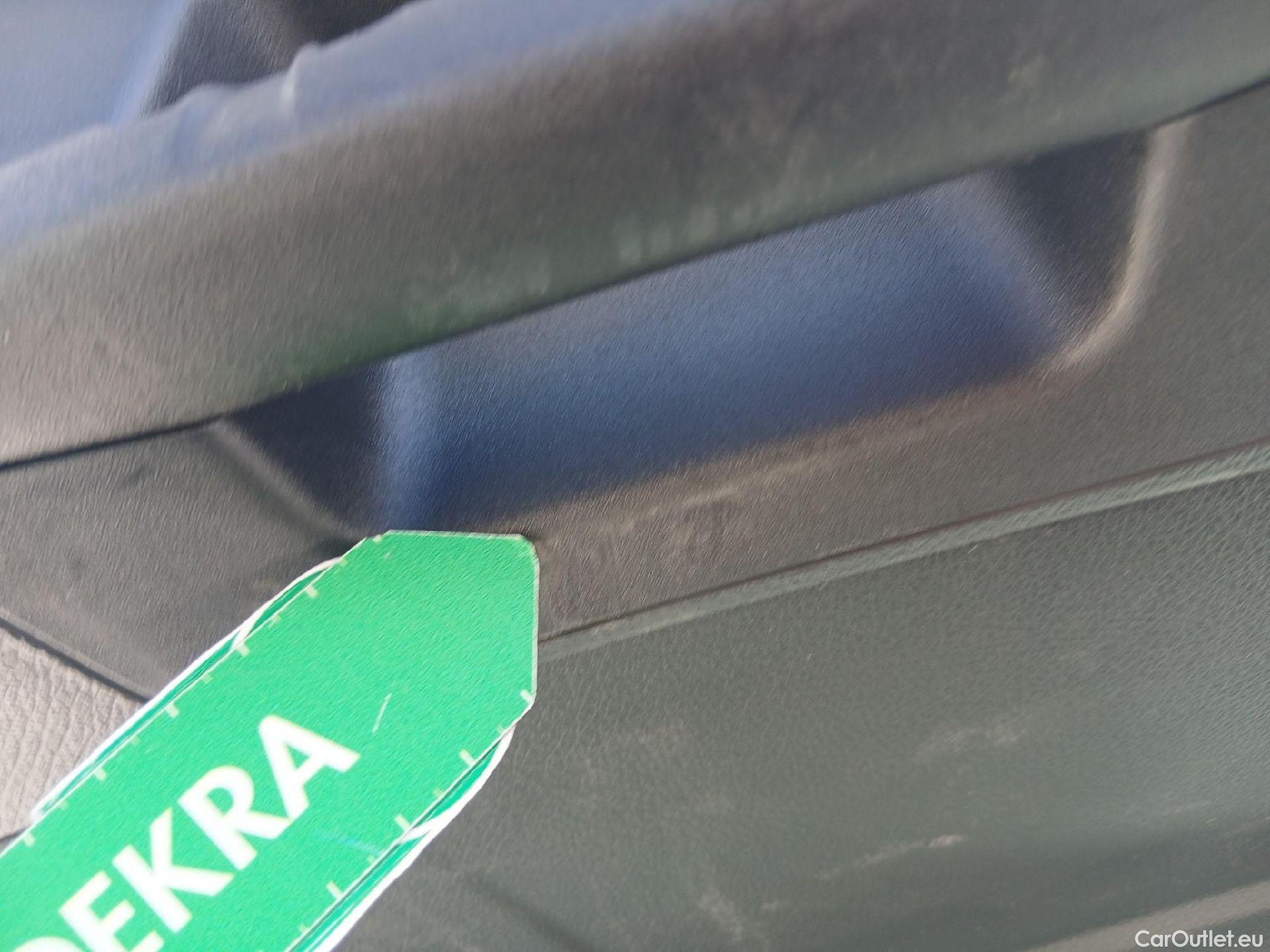  Mercedes  A-Klasse MERCEDES-BENZ Clase A / 2018 / 5P / berlina con portón A 180 #5