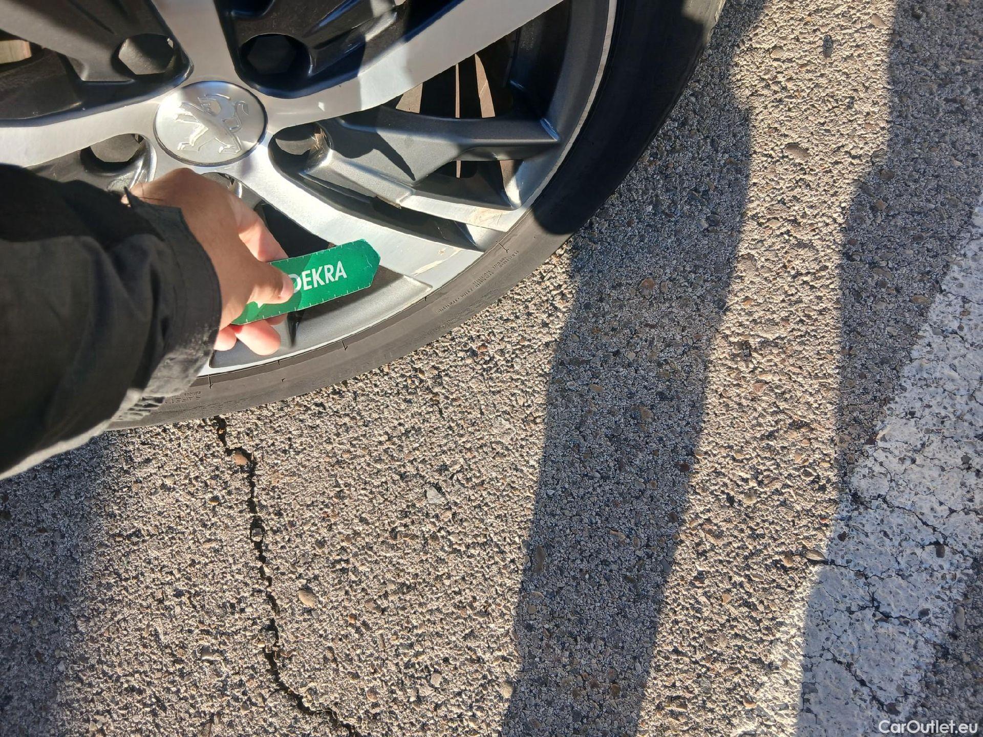  Peugeot  3008 PEUGEOT  / 2020 / 5P / todoterreno 1.5 BlueHDi 96kW S&S Allure Pack EAT8 #55