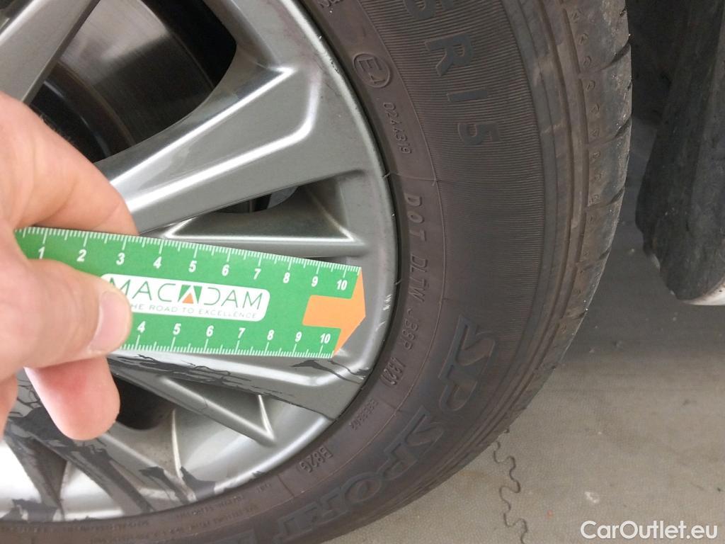  Toyota  Yaris TOYOTA  / 2017 / 5P / berlina con portón 1.5 100H Active #10