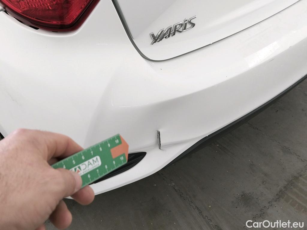  Toyota  Yaris TOYOTA  / 2017 / 5P / berlina con portón 1.5 100H Active #4