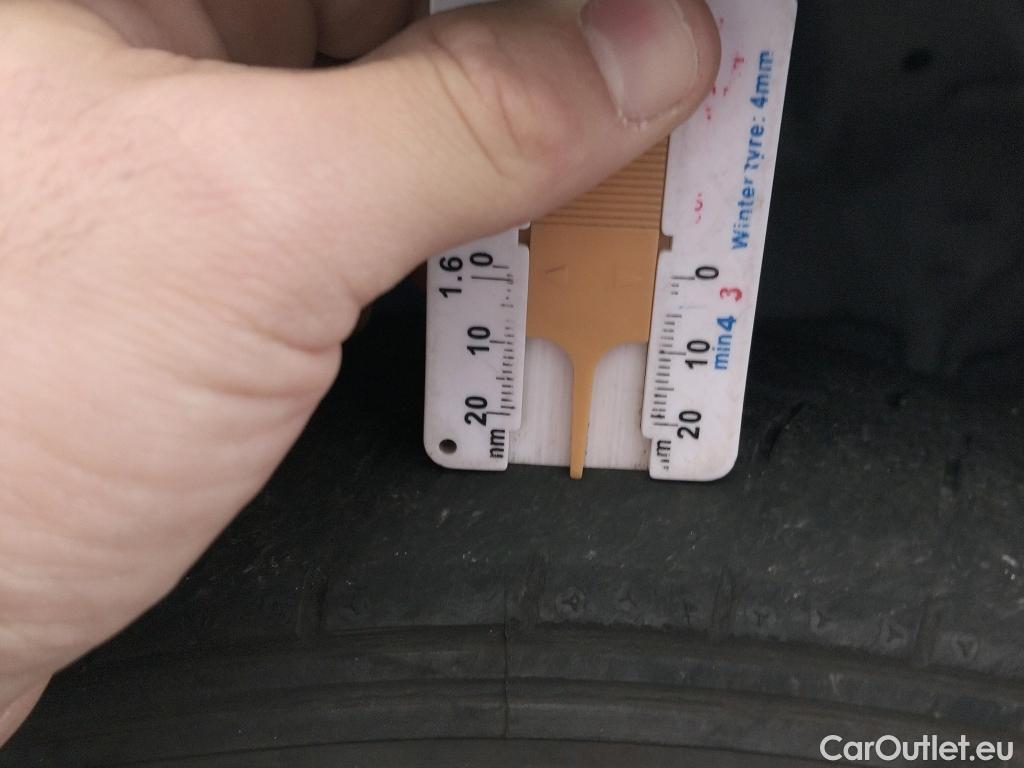  Toyota  Yaris TOYOTA  / 2017 / 5P / berlina con portón 1.5 100H Active #8