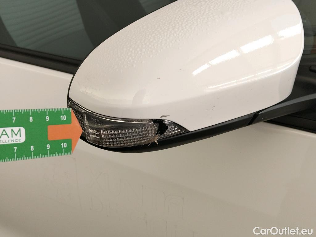  Toyota  Yaris TOYOTA  / 2017 / 5P / berlina con portón 1.5 100H Active #2