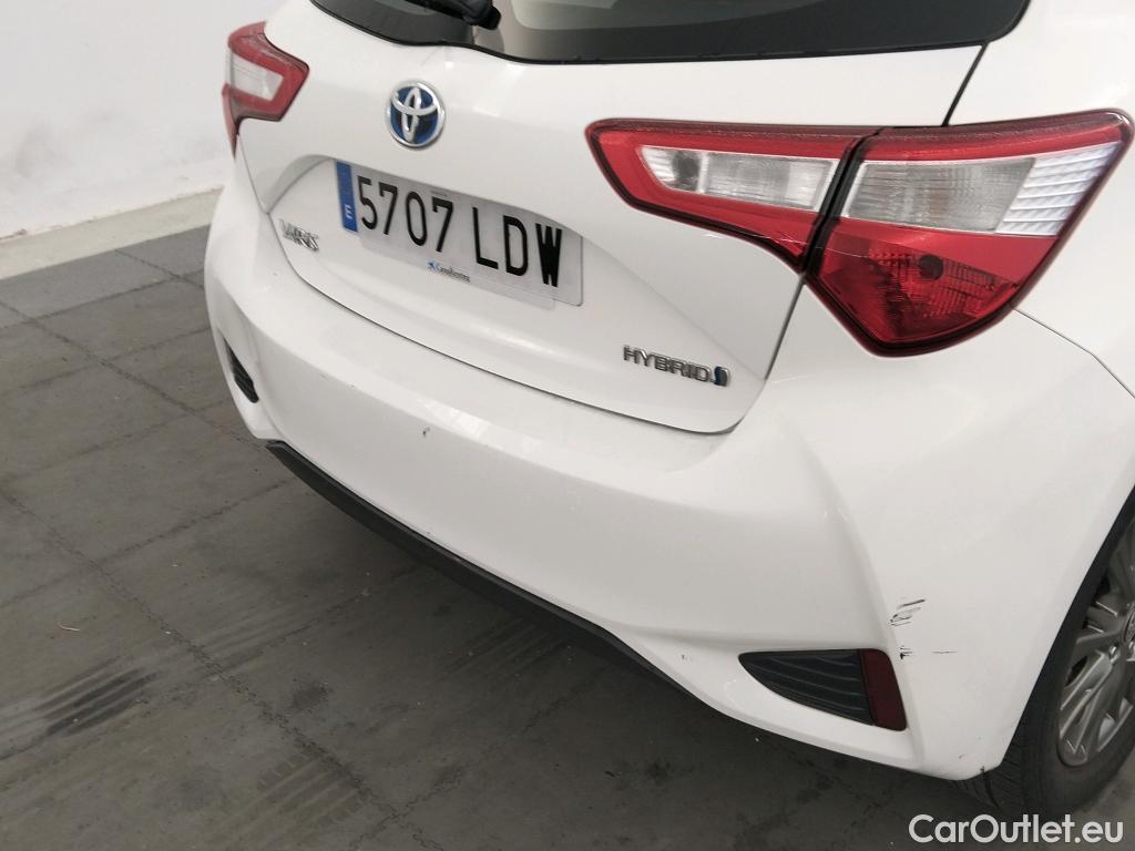  Toyota  Yaris TOYOTA  / 2017 / 5P / berlina con portón 1.5 100H Active #3