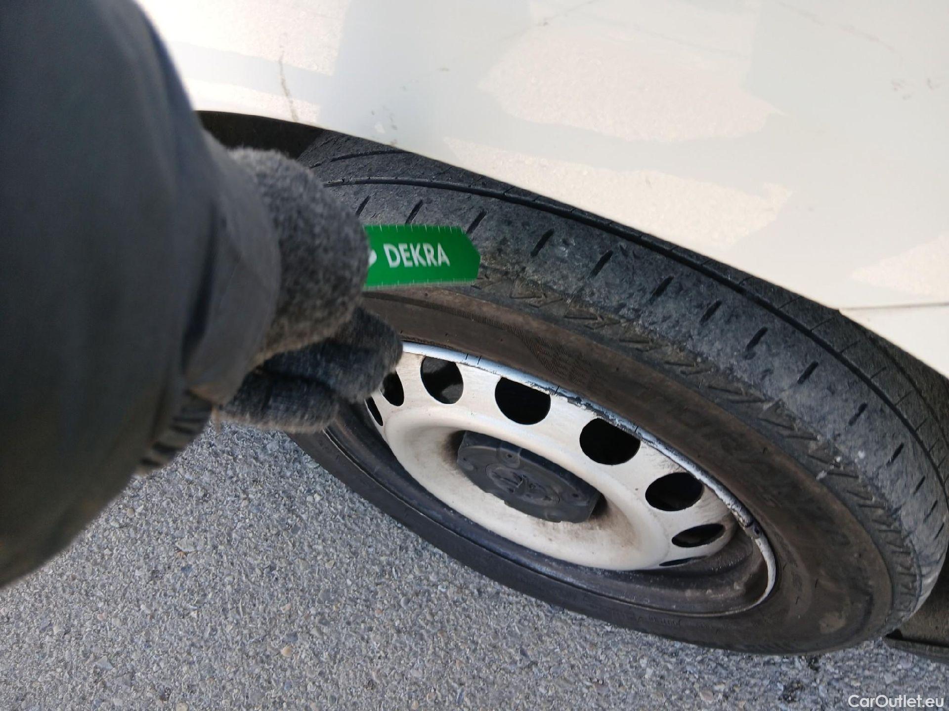  Peugeot  Partner PEUGEOT  / 2018 / 4P / furgón derivado de turismo Premium Long 1000kg BlueHDi 73kW #37