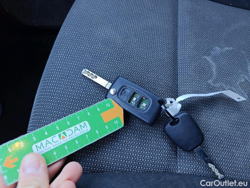  Peugeot  Partner PEUGEOT  VU 3p 2G furgón derivado de Furgón Confort L1 1.6 BlueHDi 55KW (75) #1