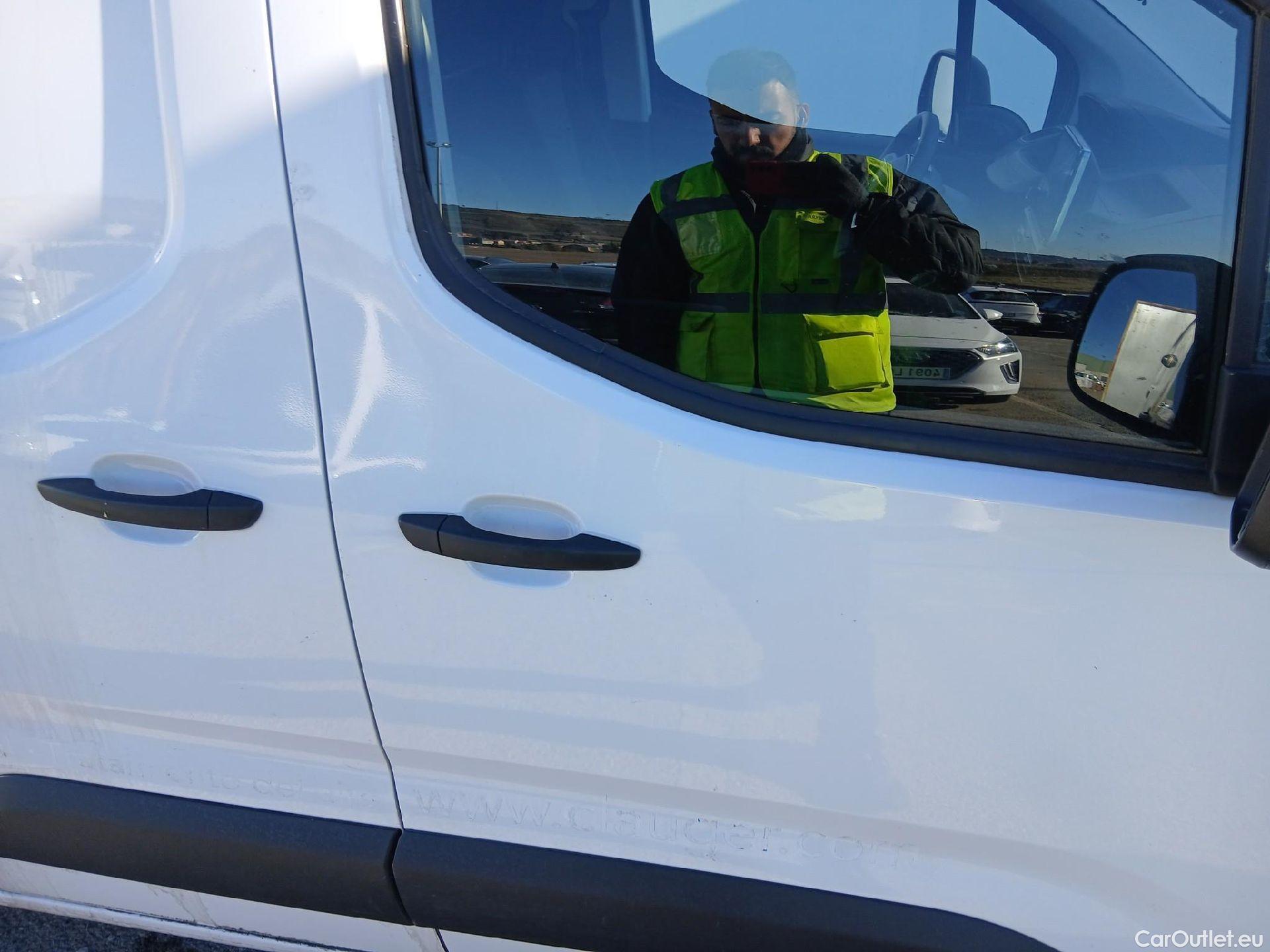  Peugeot  Partner PEUGEOT  / 2018 / 4P / furgón derivado de turismo Premium Long 1000kg BlueHDi 73kW #32