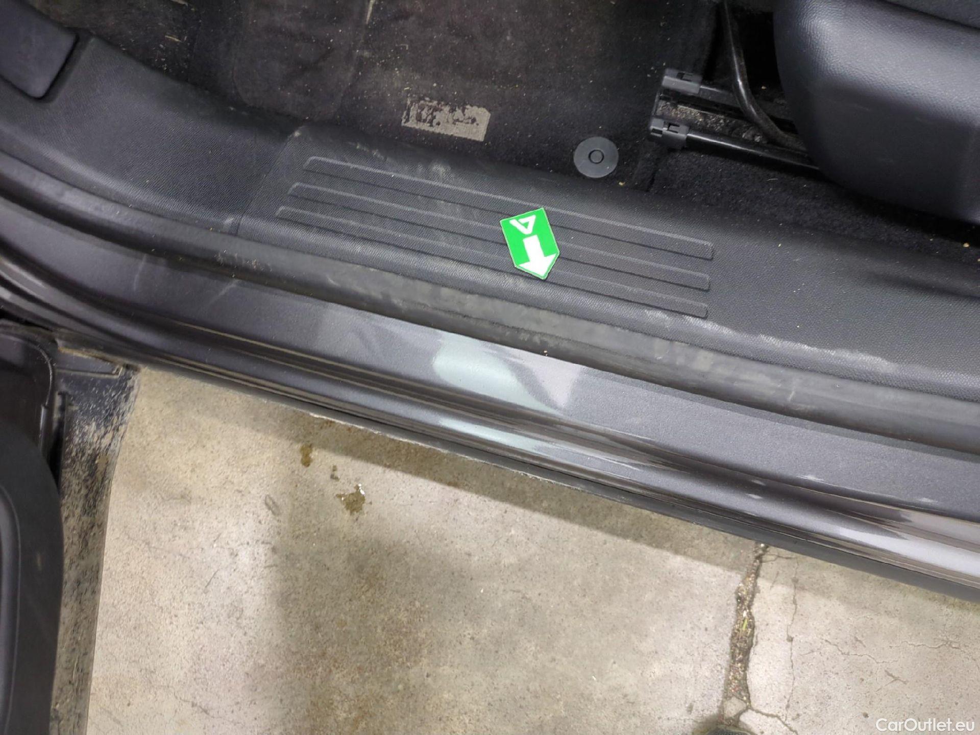  Citroen  C4  Berline Feel 1.2 PureTech 130CV BVA8 6E #1