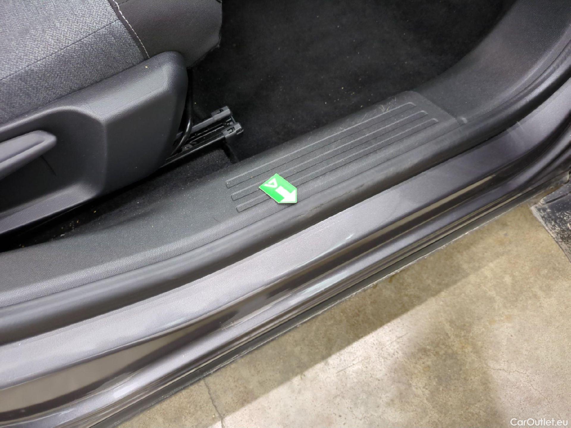  Citroen  C4  Berline Feel 1.2 PureTech 130CV BVA8 6E #3