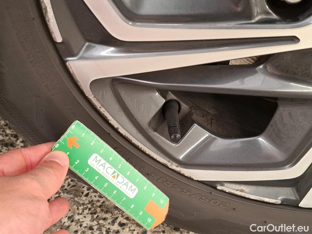  Hyundai  i30  cw Business 1.6 CRDi 115CV BVA7 E6d #9